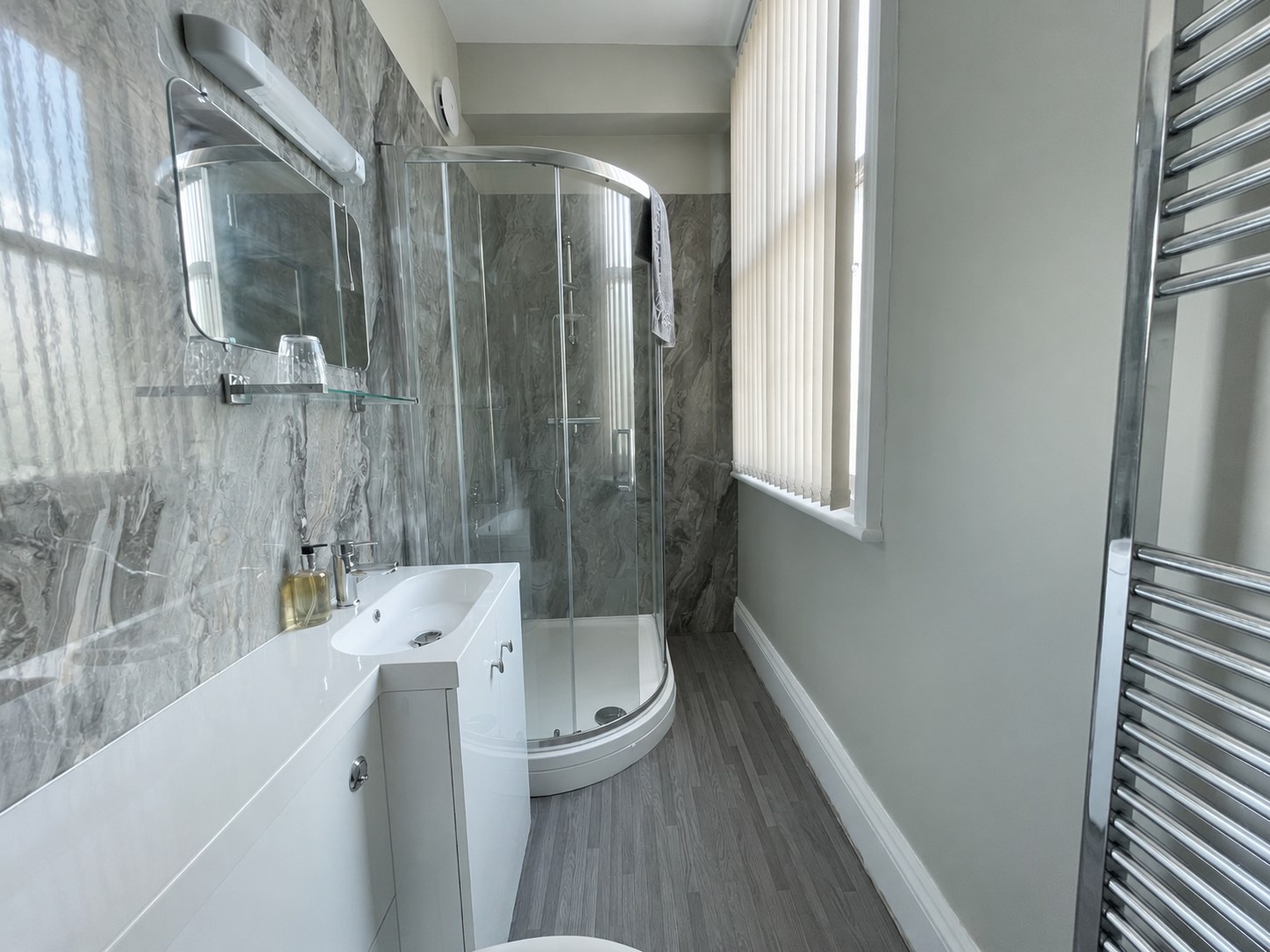 Carlton House — en-suite bathroom
