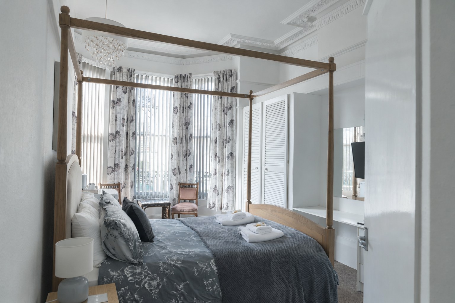 Carlton House — four-poster bedroom