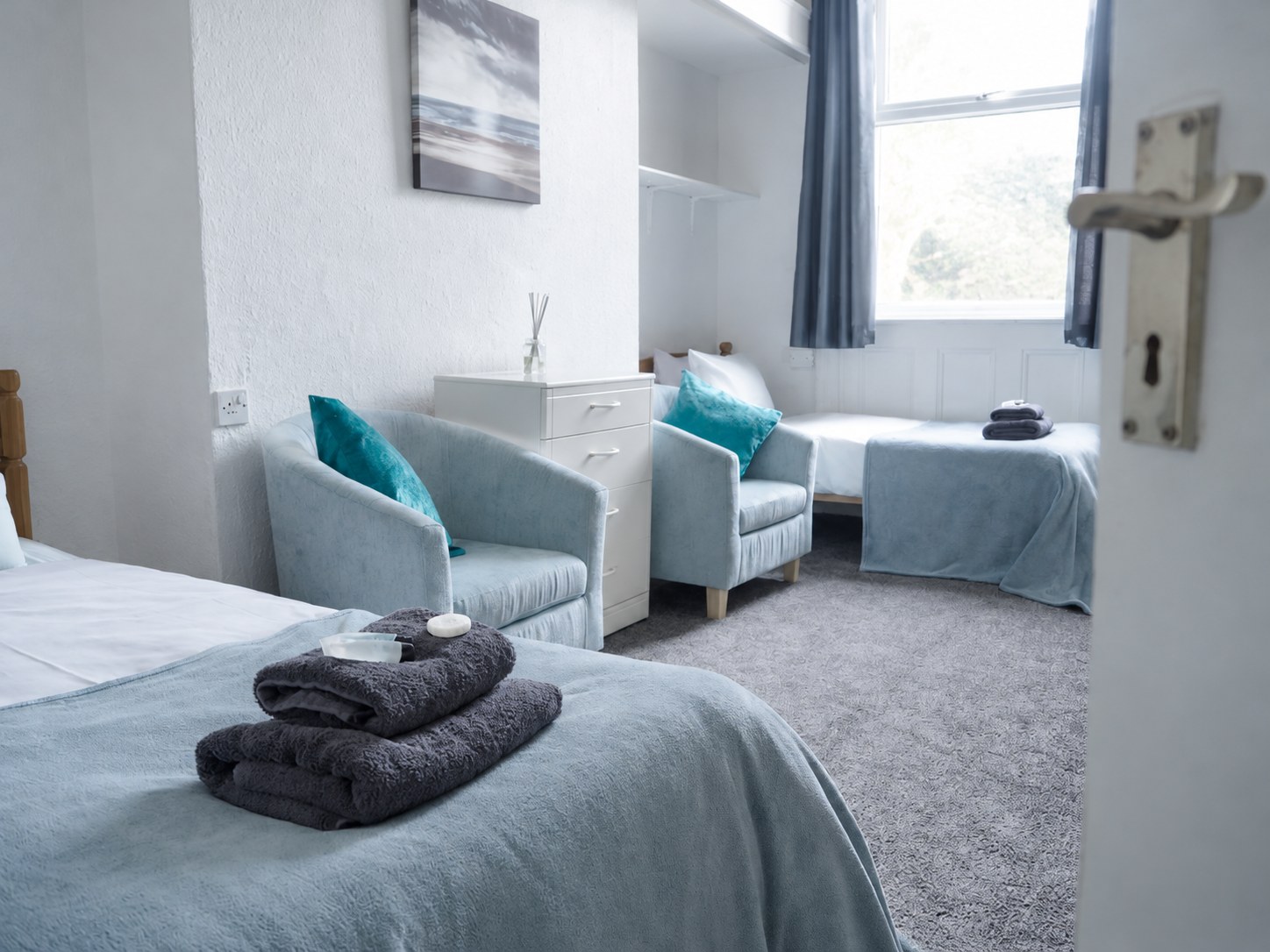 Carlton House — twin room
